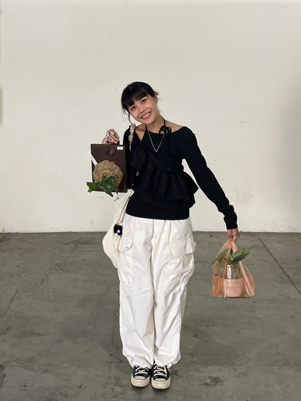 ホワイト系のカーゴパンツ、ブラック系のTシャツ/カットソー、ブラック系のキャミソールを着用したレディースの冬コーディネートの5枚目の写真