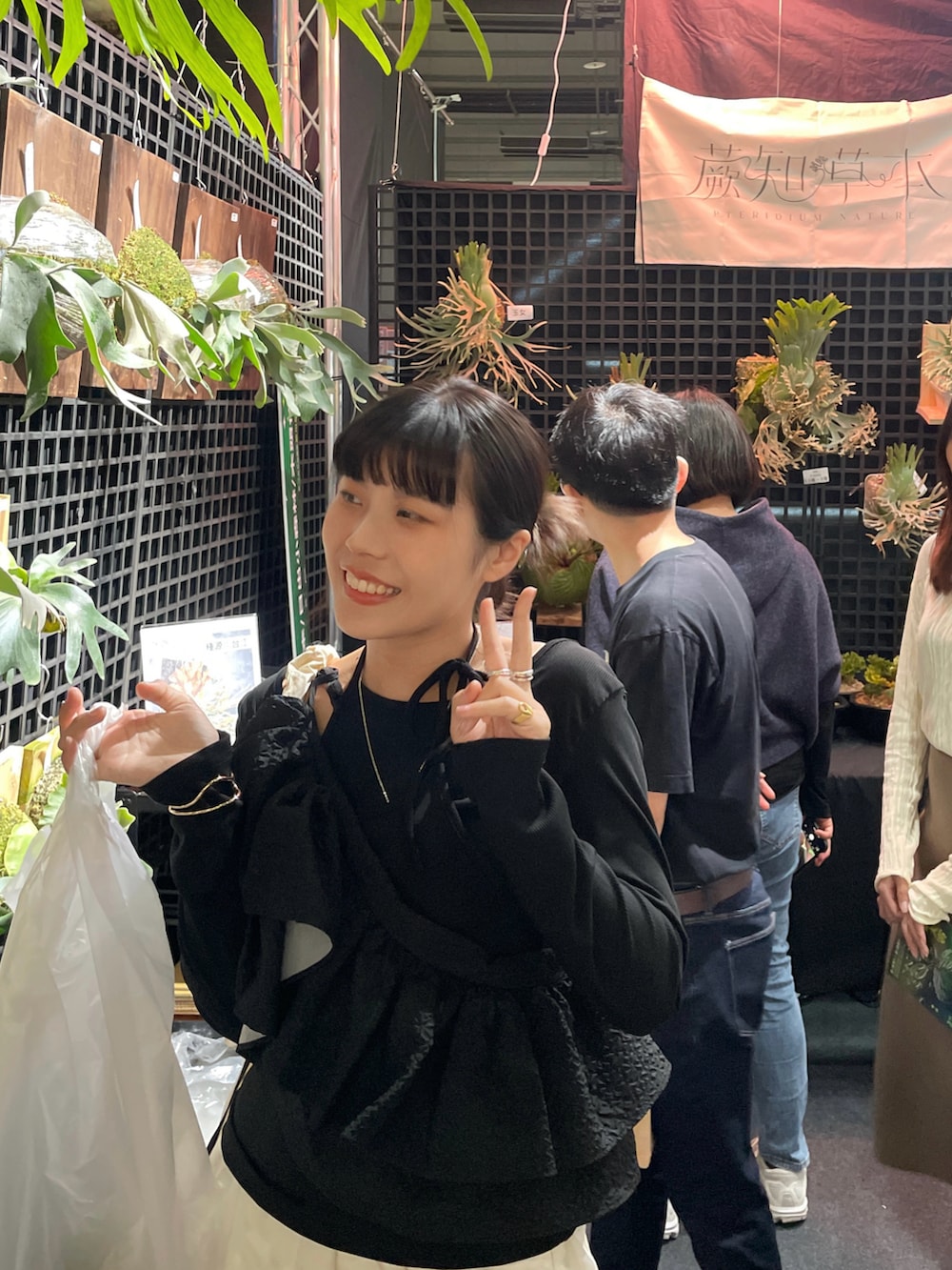 ホワイト系のカーゴパンツ、ブラック系のTシャツ/カットソー、ブラック系のキャミソールを着用したレディースの冬コーディネートの2枚目の写真