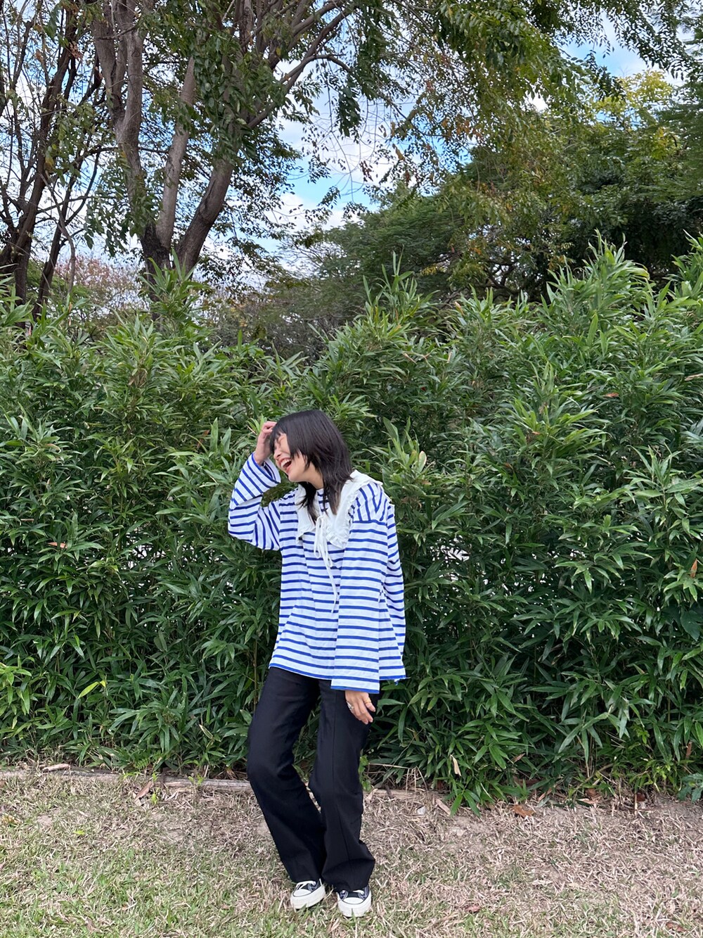 ブルー系のTシャツ/カットソー、ブラック系のその他パンツ、ブラック系のスニーカーを着用したレディースの冬コーディネートの2枚目の写真