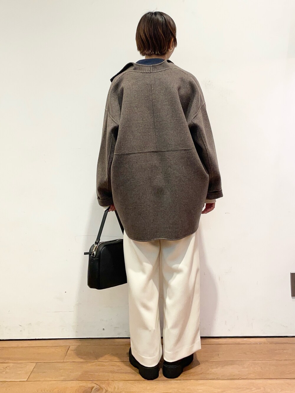 ブルー系のニット/セーター、その他のその他アウター、ブラック系のブーツを着用したレディースの秋コーディネートの5枚目の写真