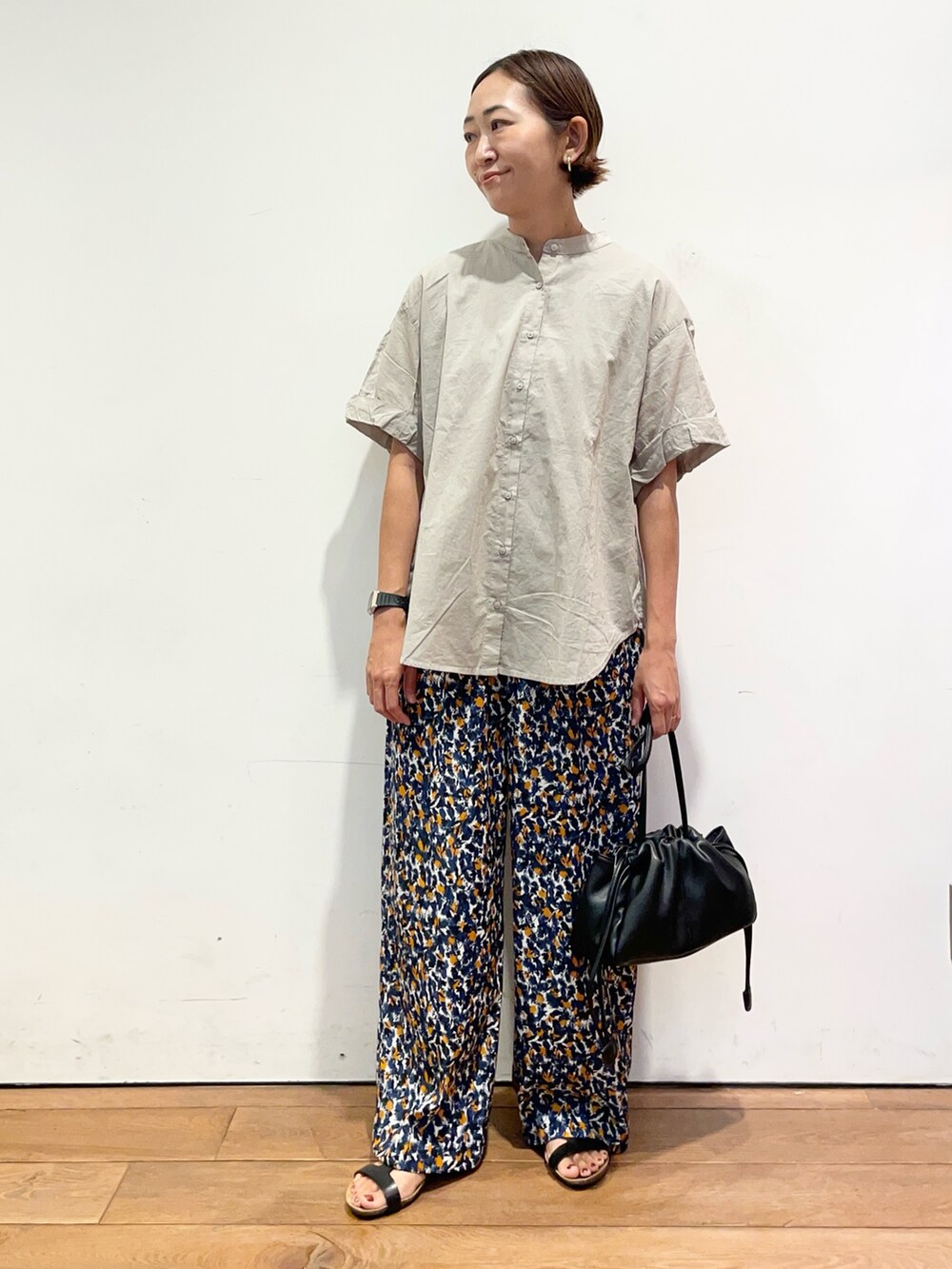 ブラック系のサンダル、ブラック系のショルダーバッグ、ブルー系のその他パンツを着用したレディースの夏コーディネートの3枚目の写真