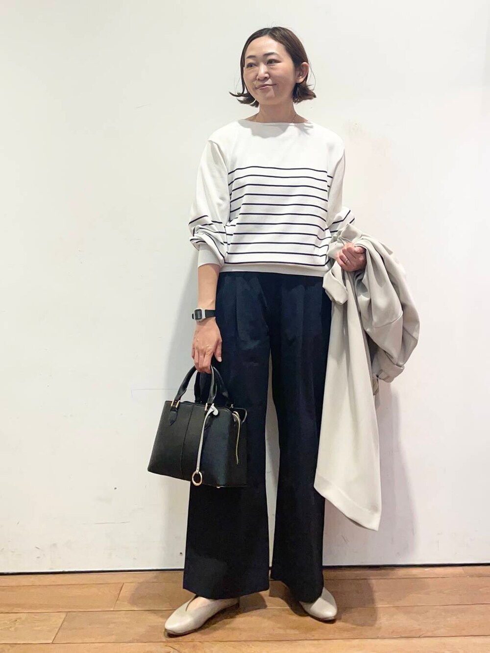 「大人カジュアル、urbanresearchdoors、ママコーデ、アーバンリサーチドアーズ、doors、低身長コーデ、30代、ママファッション、キレイめカジュアル、春のジャケットスタイル」｜「RODE SKOのセンターステッチハンドバッグ（ハンドバッグ、ブラック系）」を使った、urd_nanakoさん（レディース・154cm）の春コーディネートの6枚目の写真