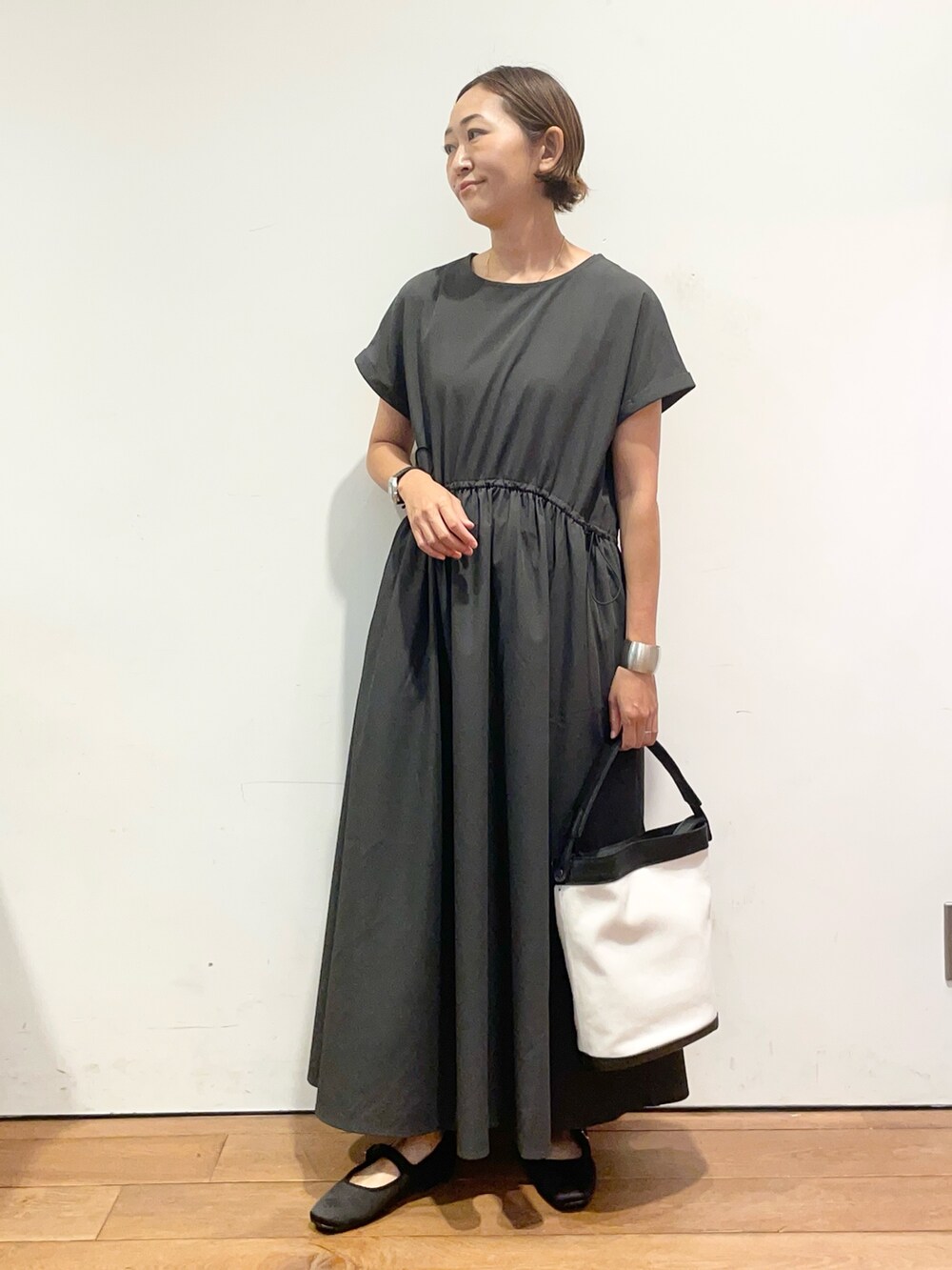 グレー系のワンピース、ブラック系のショルダーバッグを着用したレディースの秋コーディネートの3枚目の写真