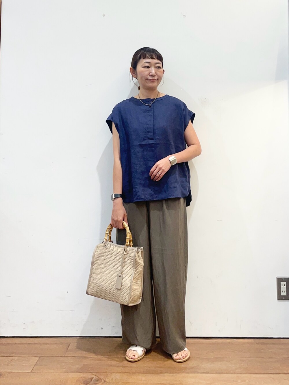 ブルー系のシャツ/ブラウス、ベージュ系のショルダーバッグ、ブラウン系のその他パンツを着用したレディースの夏コーディネートの2枚目の写真