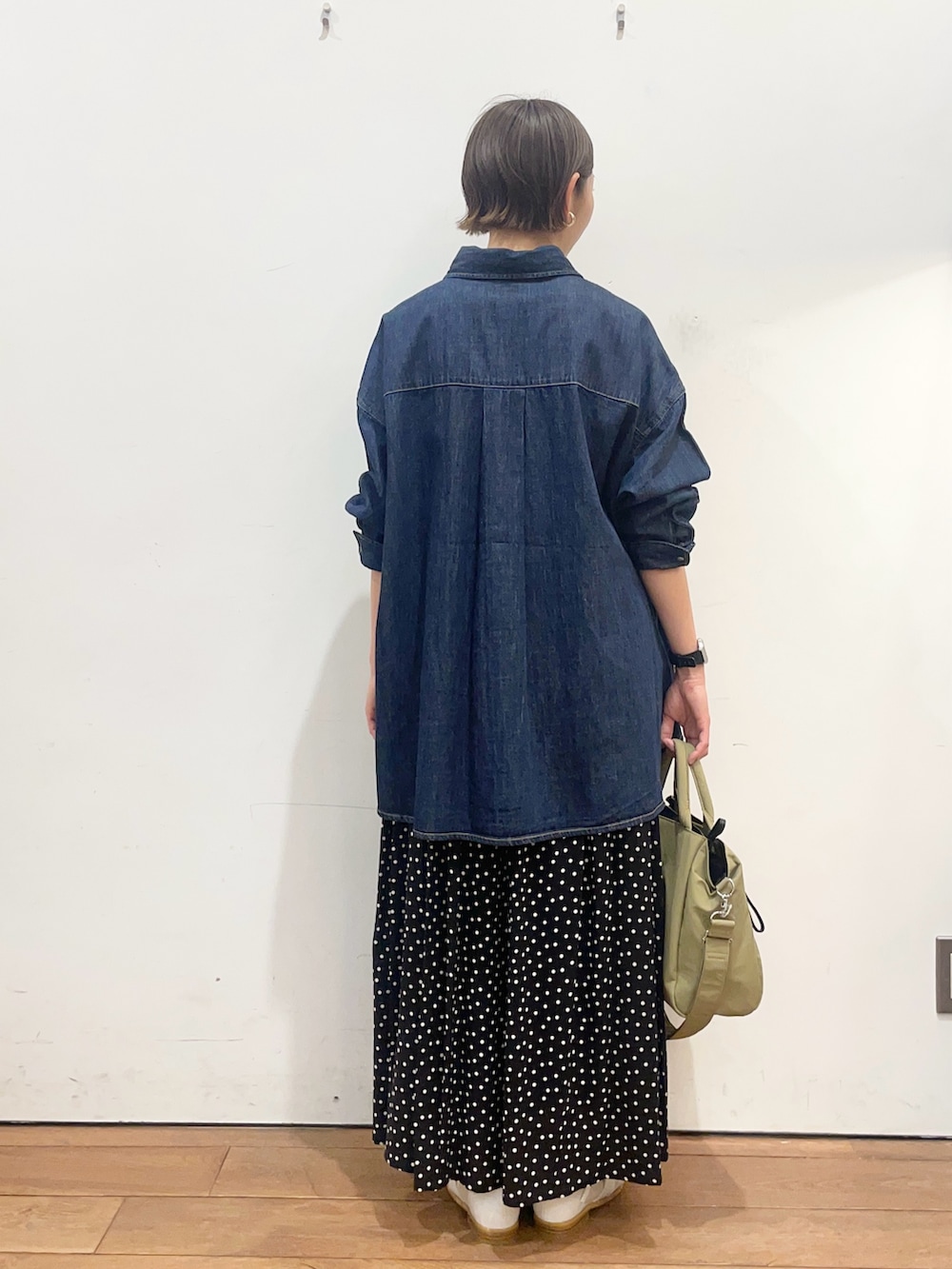 ブルー系のシャツ/ブラウス、ホワイト系のサンダル、ブラック系のスカートを着用したレディースの春コーディネートの4枚目の写真