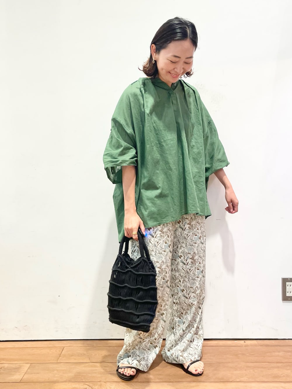 グリーン系のシャツ/ブラウス、ホワイト系のその他パンツ、ブラック系のサンダルを着用したレディースの夏コーディネートの2枚目の写真