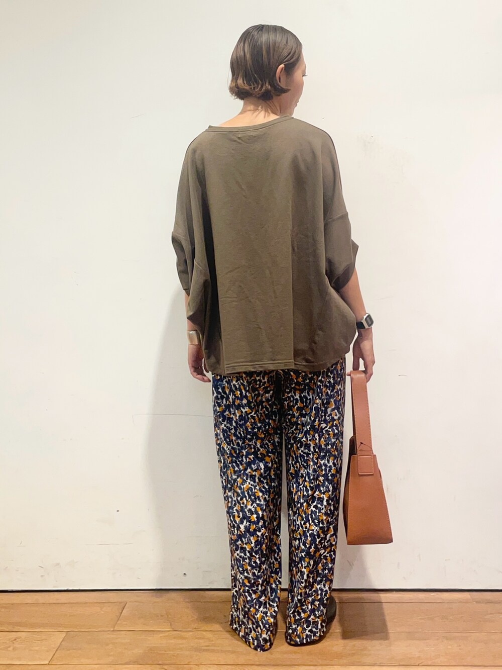 グリーン系のTシャツ/カットソー、ブラウン系のハンドバッグ、ブルー系のその他パンツを着用したレディースの夏コーディネートの5枚目の写真