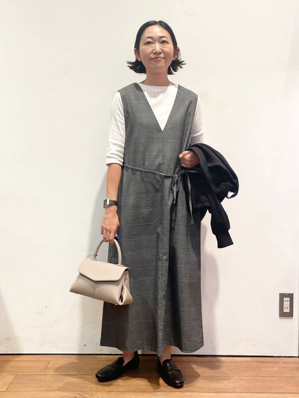 ベージュ系のショルダーバッグ、ホワイト系のTシャツ/カットソー、その他のワンピースを着用したレディースの秋コーディネートの6枚目の写真