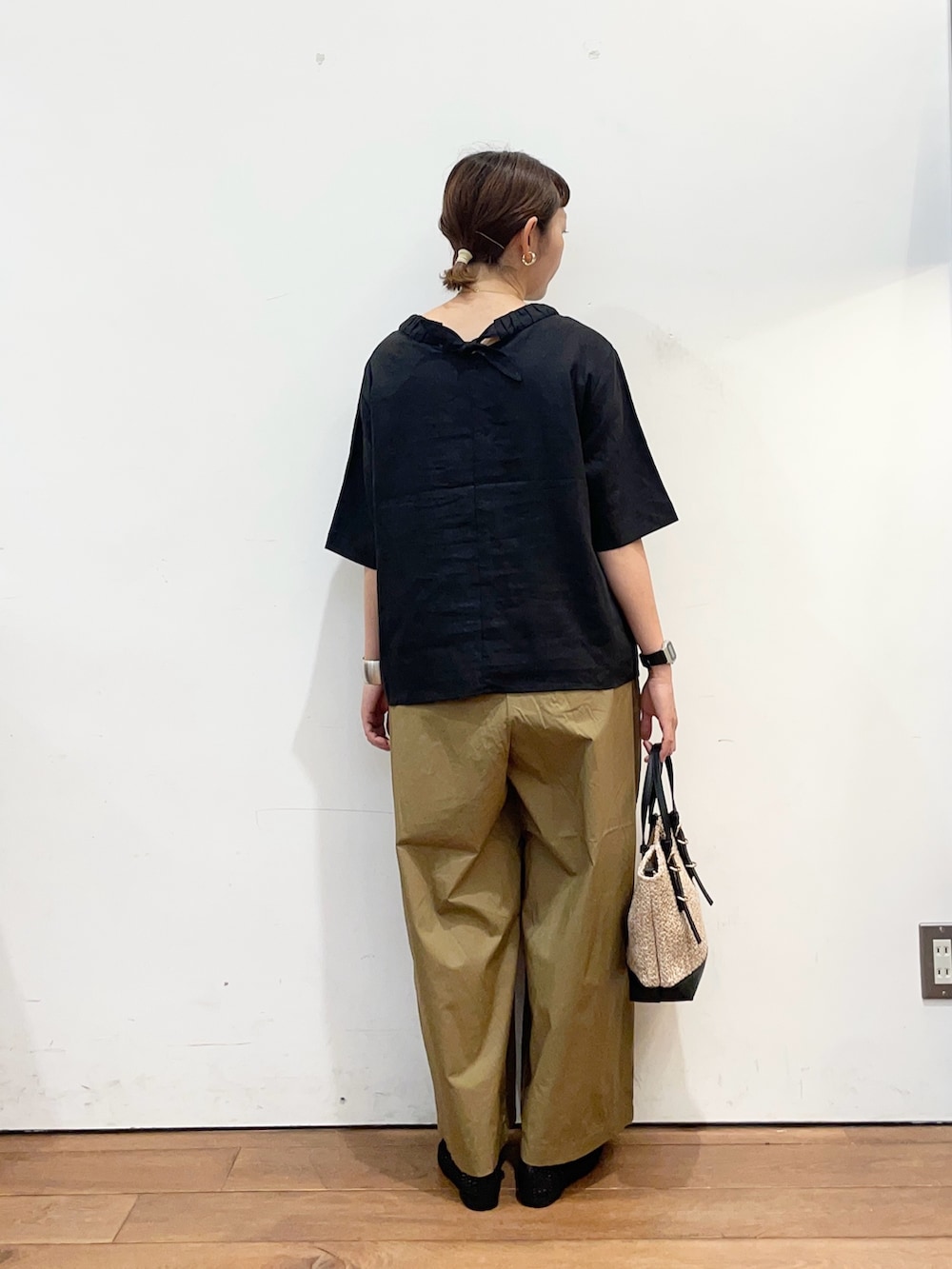 ブラック系のシャツ/ブラウス、ベージュ系のその他パンツ、ブラック系のショルダーバッグを着用したレディースの夏コーディネートの4枚目の写真