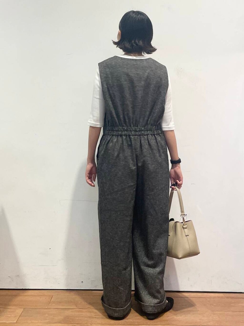 ブラック系のバレエシューズ、ホワイト系のTシャツ/カットソー、ベージュ系のショルダーバッグを着用したレディースの秋コーディネートの8枚目の写真