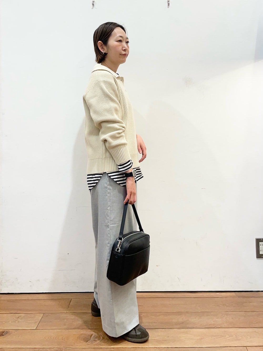 ホワイト系のニット/セーター、ホワイト系のTシャツ/カットソー、グレー系のその他パンツを着用したレディースの冬コーディネートの4枚目の写真