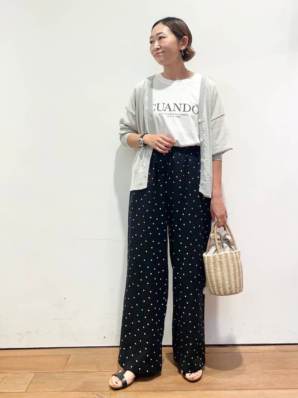 「大人カジュアル、urbanresearchdoors、ママコーデ、アーバンリサーチドアーズ、低身長コーデ、30代、ママファッション、キレイめカジュアル、夏の快適通勤コーデ」|「URBAN RESEARCH DOORSの巾着カゴバッグ(ハンドバッグ、グレー系)」を使った、urd_nanakoさん(レディース・154cm)の夏コーディネートの3枚目の写真