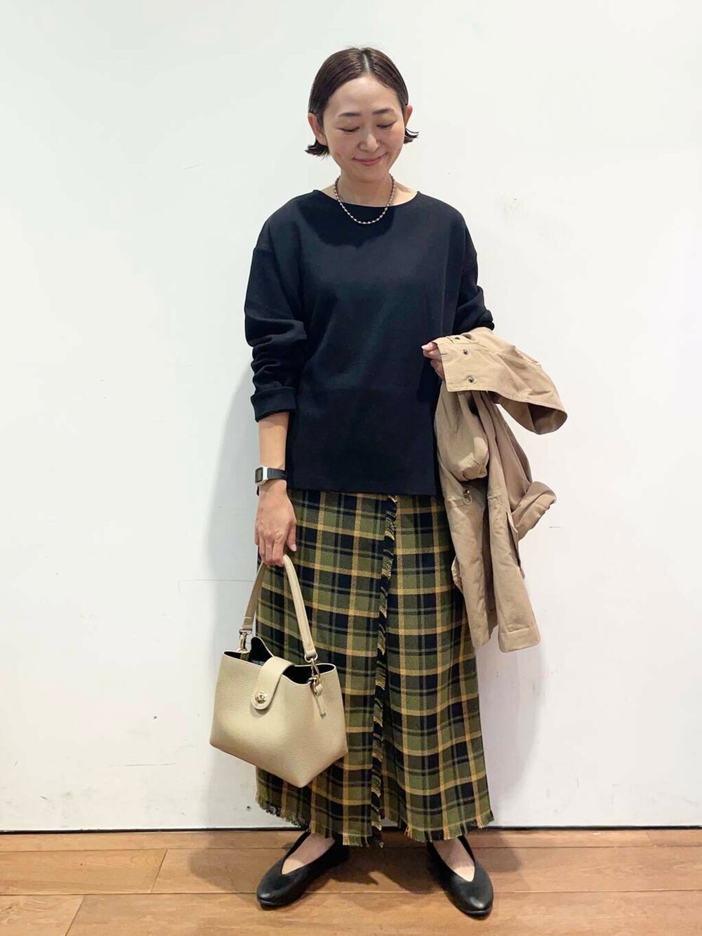 ブラック系のパンプス、ベージュ系のその他アウター、ベージュ系のショルダーバッグを着用したレディースの秋コーディネートの5枚目の写真