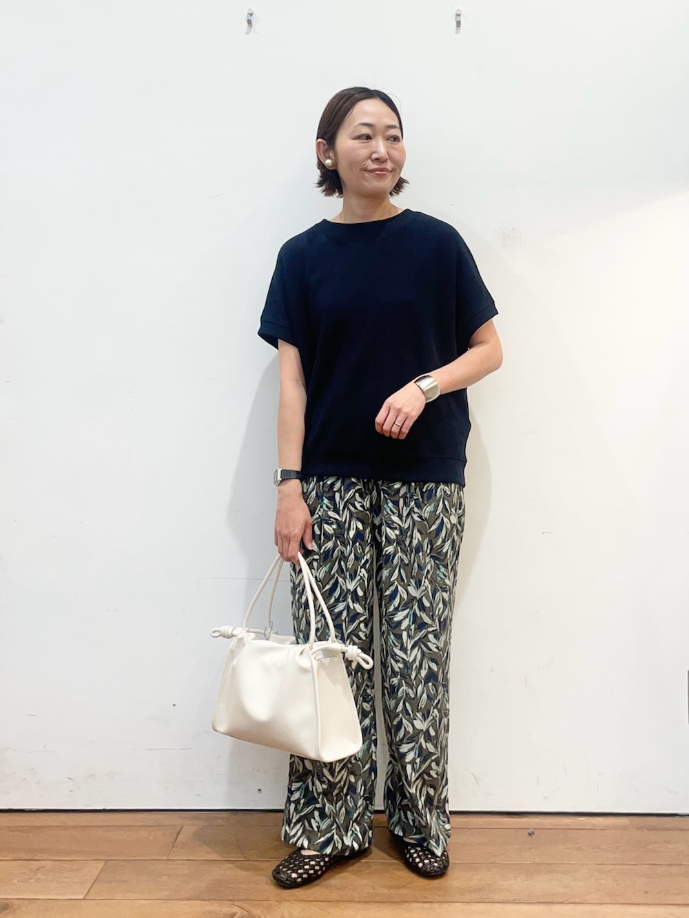 ブルー系のTシャツ/カットソー、グリーン系のその他パンツ、ホワイト系のトートバッグを着用したレディースの春コーディネートの2枚目の写真