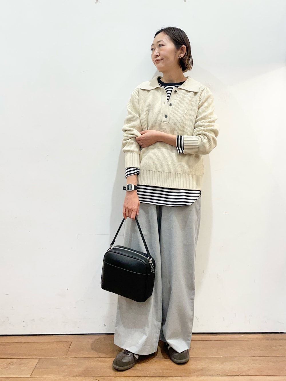 ホワイト系のニット/セーター、ホワイト系のTシャツ/カットソー、グレー系のその他パンツを着用したレディースの冬コーディネートの3枚目の写真