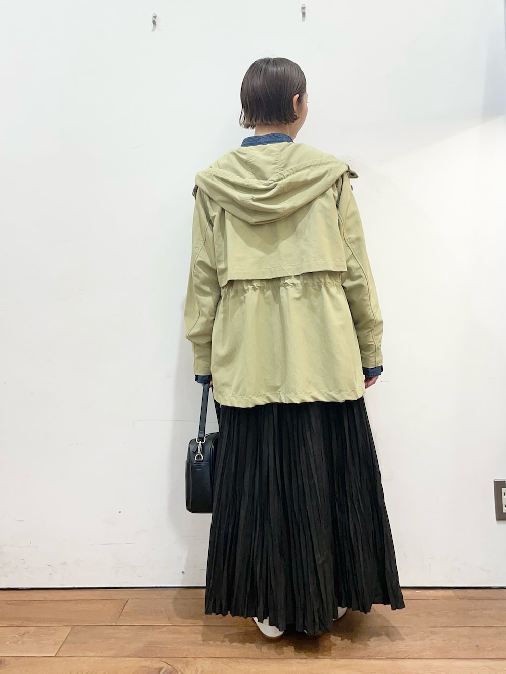 ブルー系のシャツ/ブラウス、グリーン系のマウンテンパーカー、ホワイト系のその他シューズを着用したレディースの春コーディネートの4枚目の写真