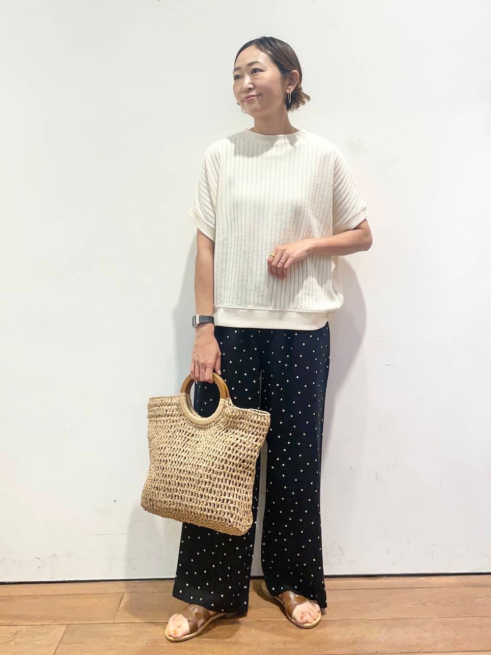 「大人カジュアル、urbanresearchdoors、ママコーデ、アーバンリサーチドアーズ、低身長コーデ、30代、ママファッション、キレイめカジュアル、洒落見えイージーパンツ×サンダル」|「URBAN RESEARCH DOORSのカッティングサンダル(サンダル、ブラウン系)」を使った、urd_nanakoさん(レディース・154cm)の夏コーディネートの3枚目の写真