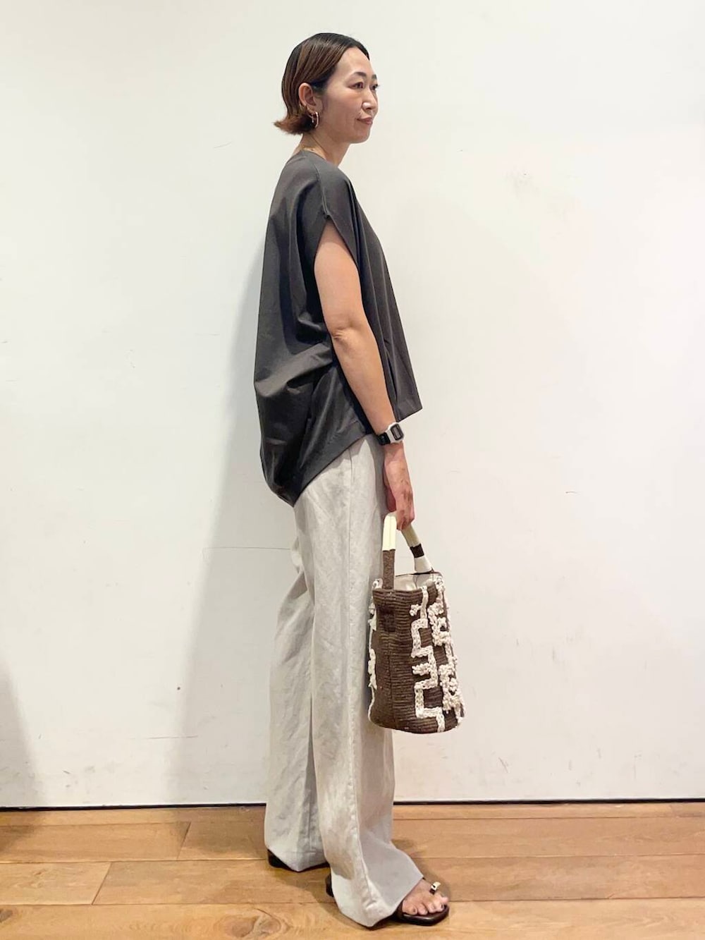 「大人カジュアル、urbanresearchdoors、ママコーデ、アーバンリサーチドアーズ、低身長コーデ、30代、ママファッション、キレイめカジュアル、きれいめ派のtシャツコーデ」｜「URBAN RESEARCH DOORSのコットンバックタックフレンチプルオーバー（Tシャツ/カットソー、グレー系）」を使った、urd_nanakoさん（レディース・154cm）の夏コーディネートの5枚目の写真