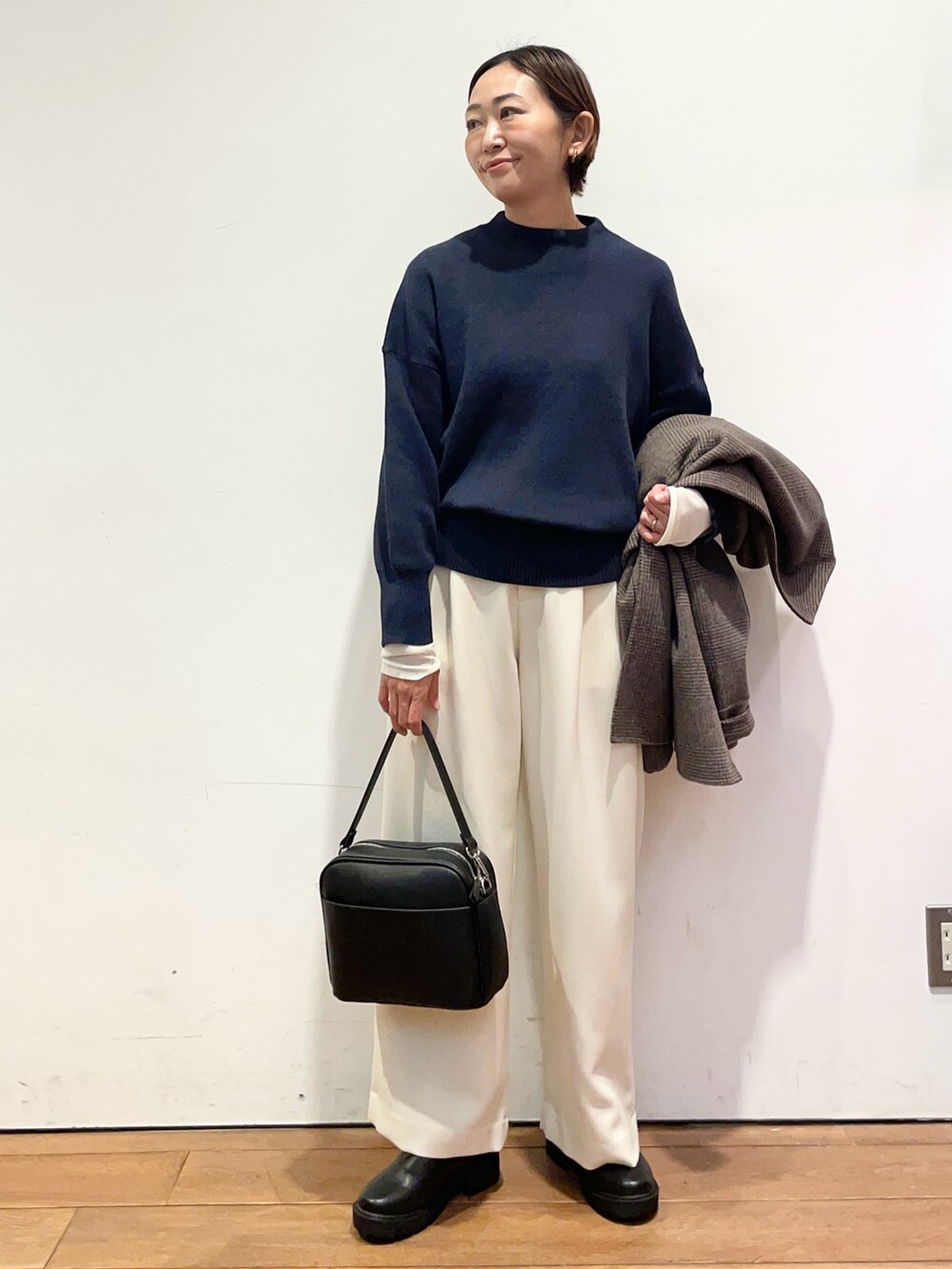 ブルー系のニット/セーター、その他のその他アウター、ブラック系のブーツを着用したレディースの秋コーディネートの6枚目の写真
