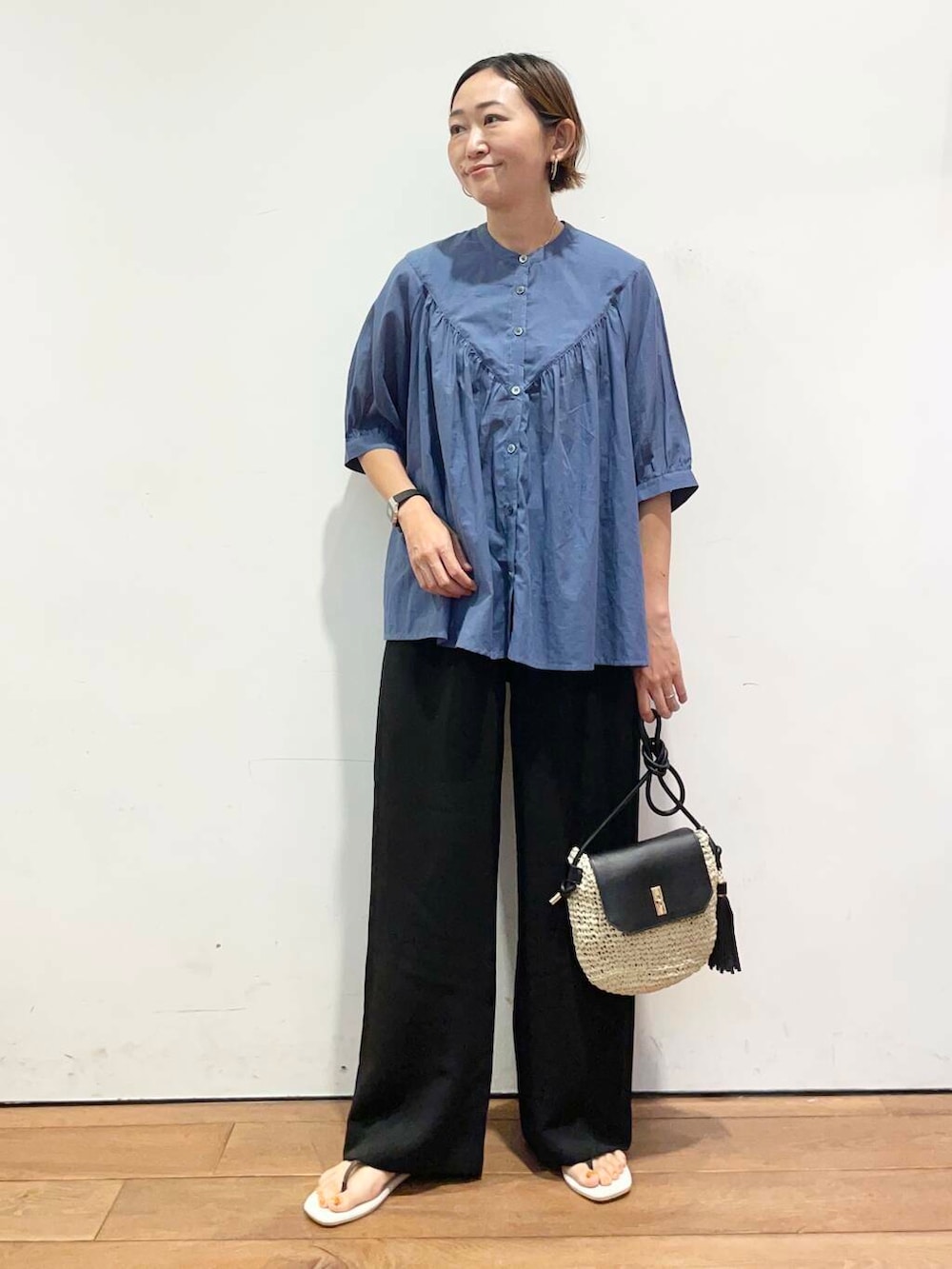 「大人カジュアル、urbanresearchdoors、ママコーデ、アーバンリサーチドアーズ、低身長コーデ、30代、ママファッション、キレイめカジュアル、夏の快適通勤コーデ」|「RODE SKOのペーパーコンビショルダーバッグ(ショルダーバッグ、ベージュ系)」を使った、urd_nanakoさん(レディース・154cm)の夏コーディネートの2枚目の写真