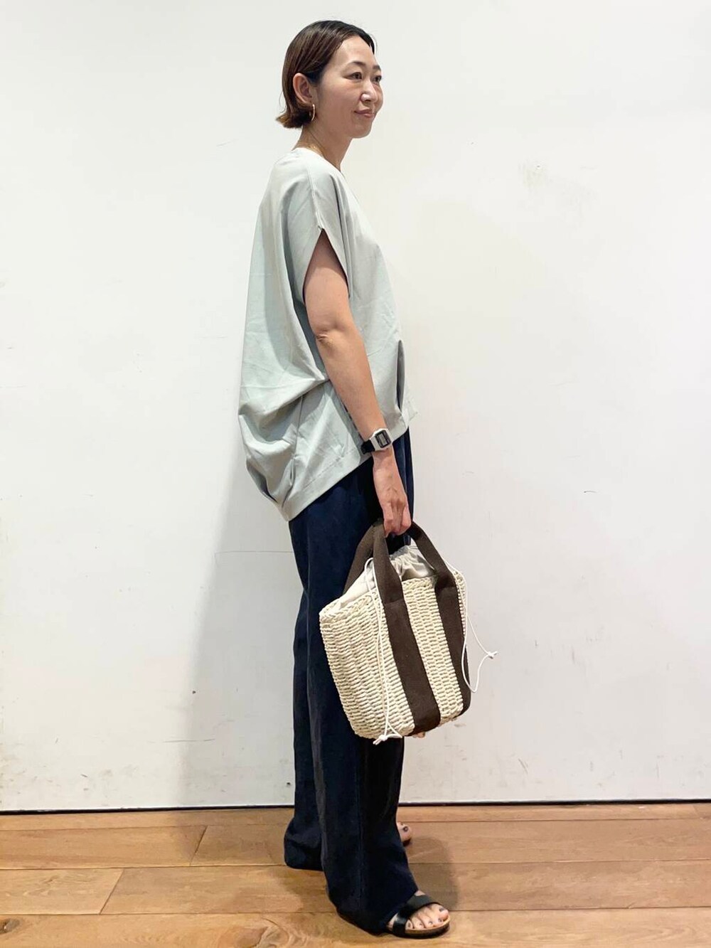 「大人カジュアル、urbanresearchdoors、ママコーデ、アーバンリサーチドアーズ、低身長コーデ、30代、ママファッション、キレイめカジュアル、一枚で決まるtシャツ」|「RODE SKOのナチュラルカゴバッグ(ハンドバッグ、ホワイト系)」を使った、urd_nanakoさん(レディース・154cm)の夏コーディネートの4枚目の写真