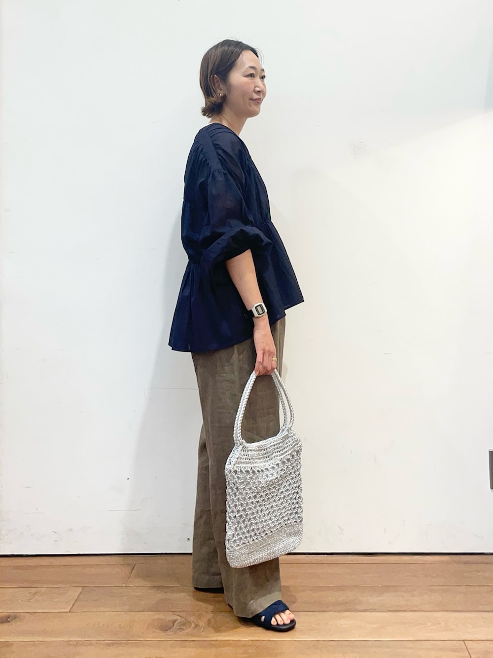 ブルー系のシャツ/ブラウス、ブルー系のサンダル、ブラウン系のその他パンツを着用したレディースの春コーディネートの3枚目の写真