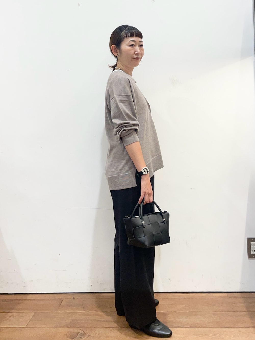 ブラック系のスリッポン、ブラック系のその他パンツ、ブラック系のハンドバッグを着用したレディースの秋コーディネートの3枚目の写真