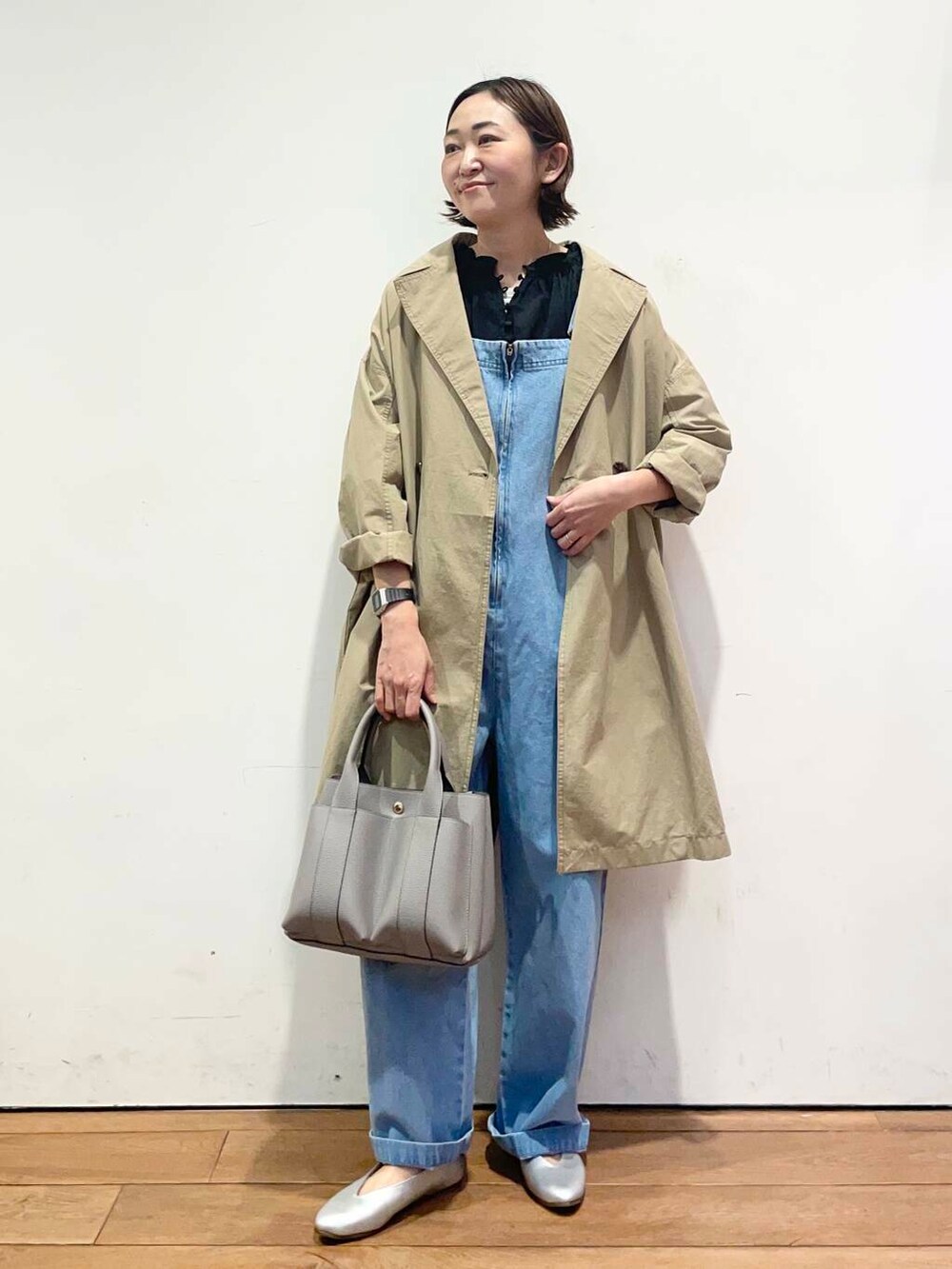 ブラック系のシャツ/ブラウス、グレー系のトートバッグ、ブルー系のサロペット/オーバーオールを着用したレディースの冬コーディネートの5枚目の写真