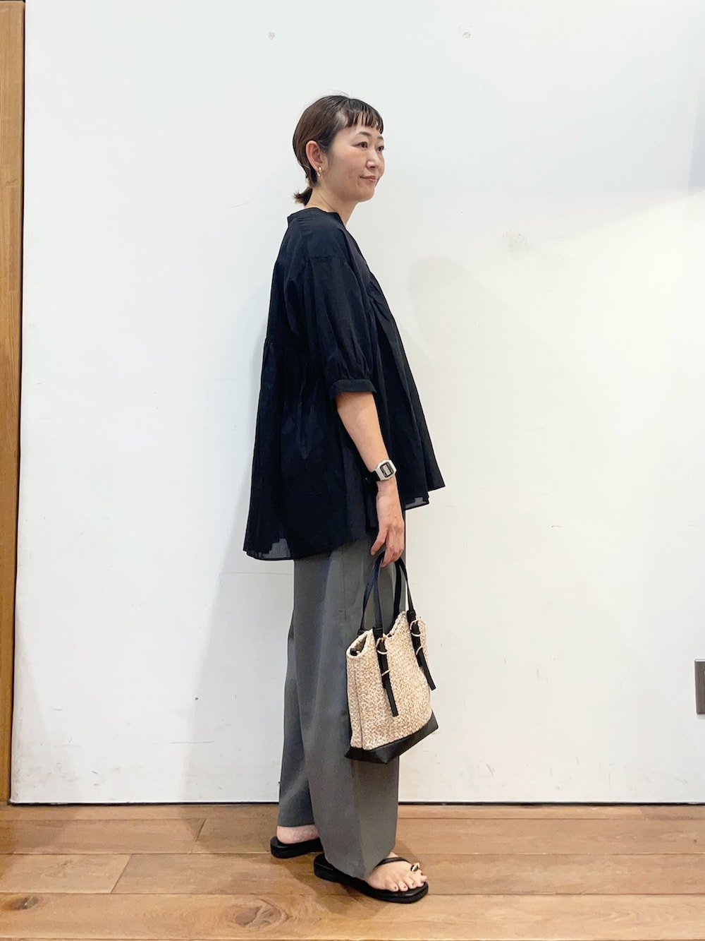 ブラック系のシャツ/ブラウス、ブラック系のサンダル、ブラック系のショルダーバッグを着用したレディースの夏コーディネートの4枚目の写真