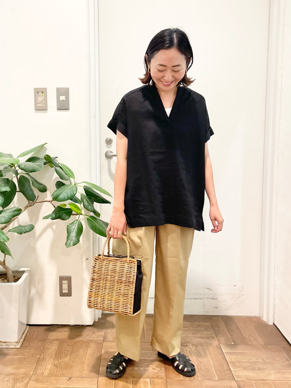 ブラック系のシャツ/ブラウス、ベージュ系のその他パンツ、ブラック系のサンダルを着用したレディースの夏コーディネートの2枚目の写真