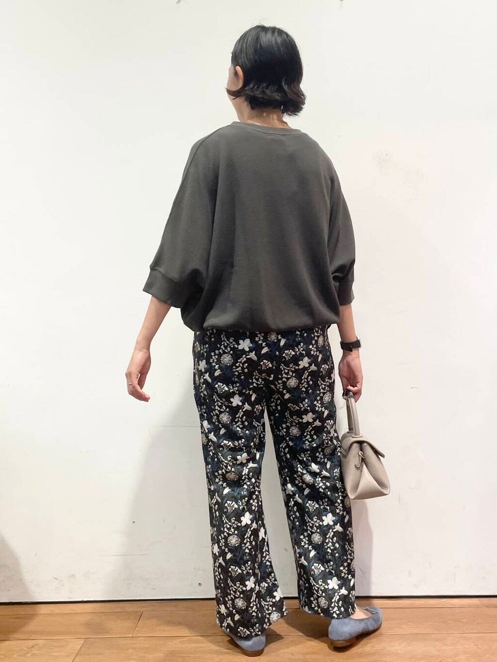 グレー系のTシャツ/カットソー、ブルー系のバレエシューズ、ブルー系のその他パンツを着用したレディースの夏コーディネートの7枚目の写真