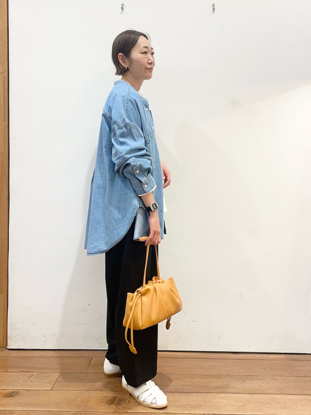 ブルー系のシャツ/ブラウス、ホワイト系のTシャツ/カットソー、ホワイト系のサンダルを着用したレディースの春コーディネートの3枚目の写真