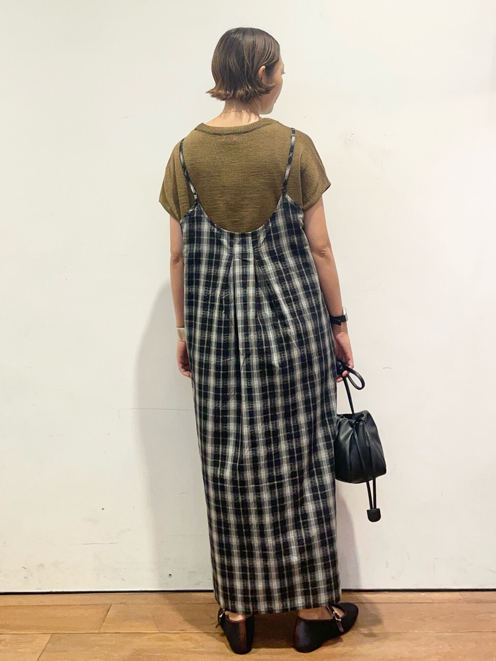 ブルー系のパンプス、ブラック系のショルダーバッグ、ブラック系のワンピースを着用したレディースの秋コーディネートの5枚目の写真