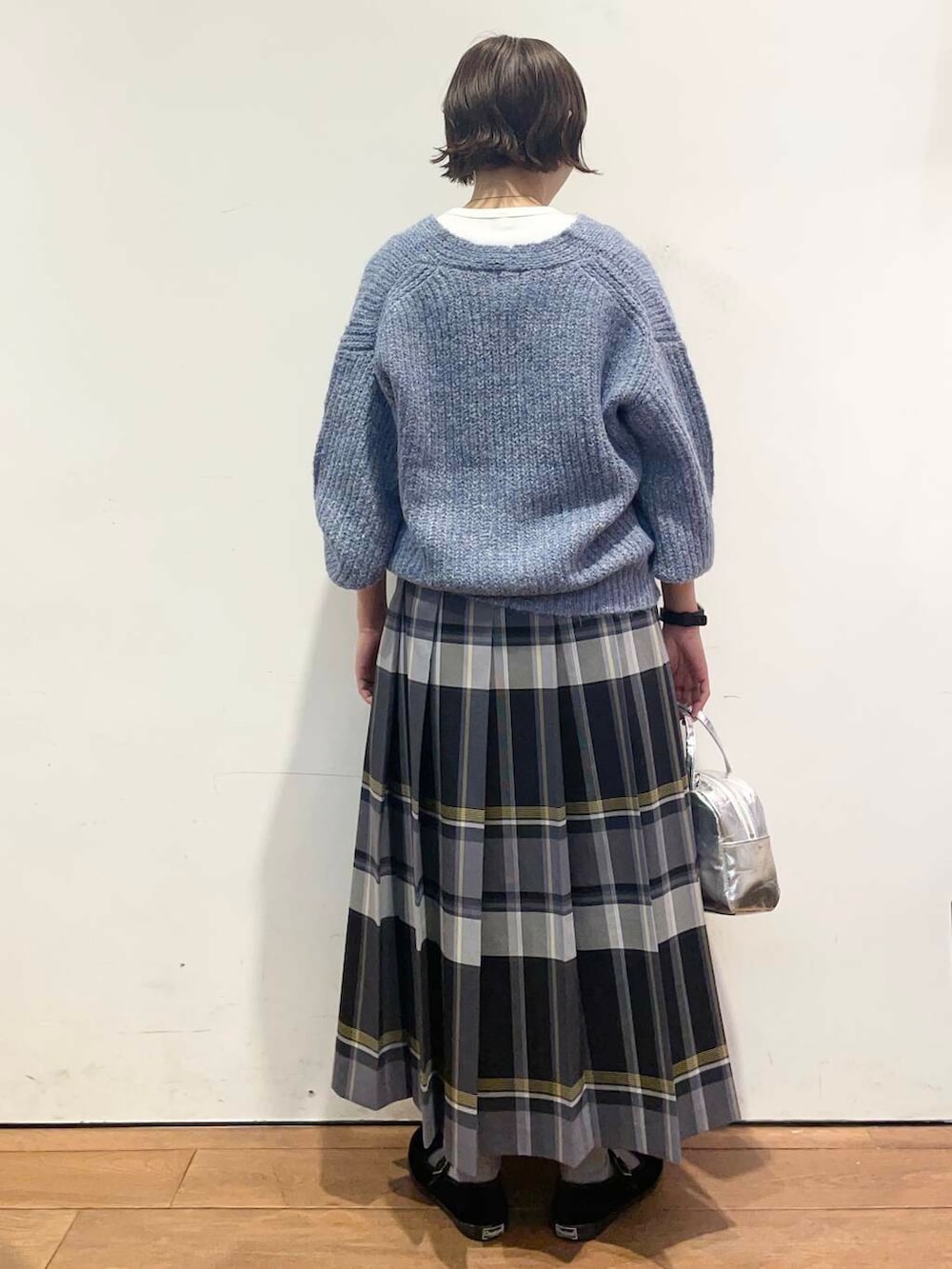 ブラック系のスカート、シルバー系のショルダーバッグ、ブラック系のショルダーバッグを着用したレディースの冬コーディネートの4枚目の写真