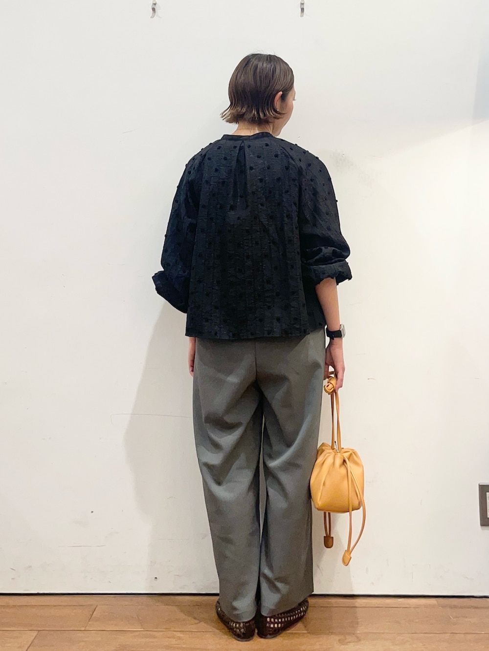 ブラック系のシャツ/ブラウス、ブラウン系のサンダル、グレー系のその他パンツを着用したレディースの春コーディネートの4枚目の写真