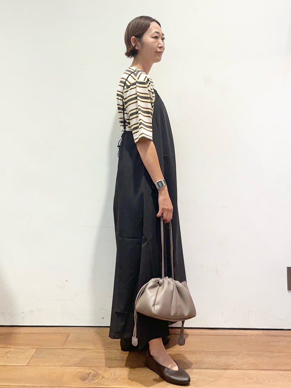 ホワイト系のTシャツ/カットソー、ブラック系のワンピース、ベージュ系のショルダーバッグを着用したレディースの夏コーディネートの4枚目の写真