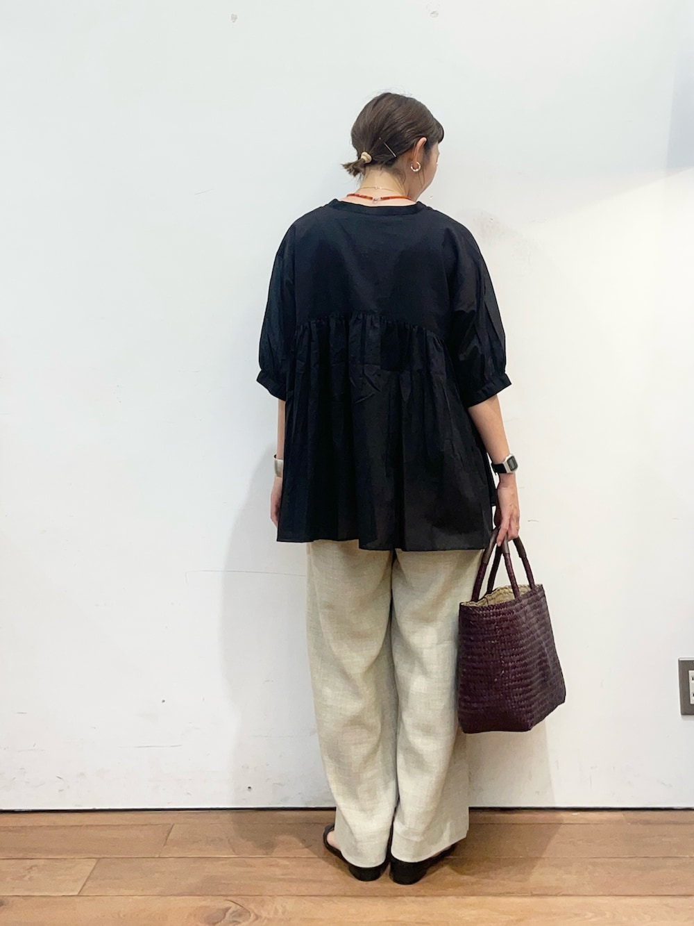ブラック系のシャツ/ブラウス、ベージュ系のその他パンツ、ブラウン系のトートバッグを着用したレディースの夏コーディネートの4枚目の写真