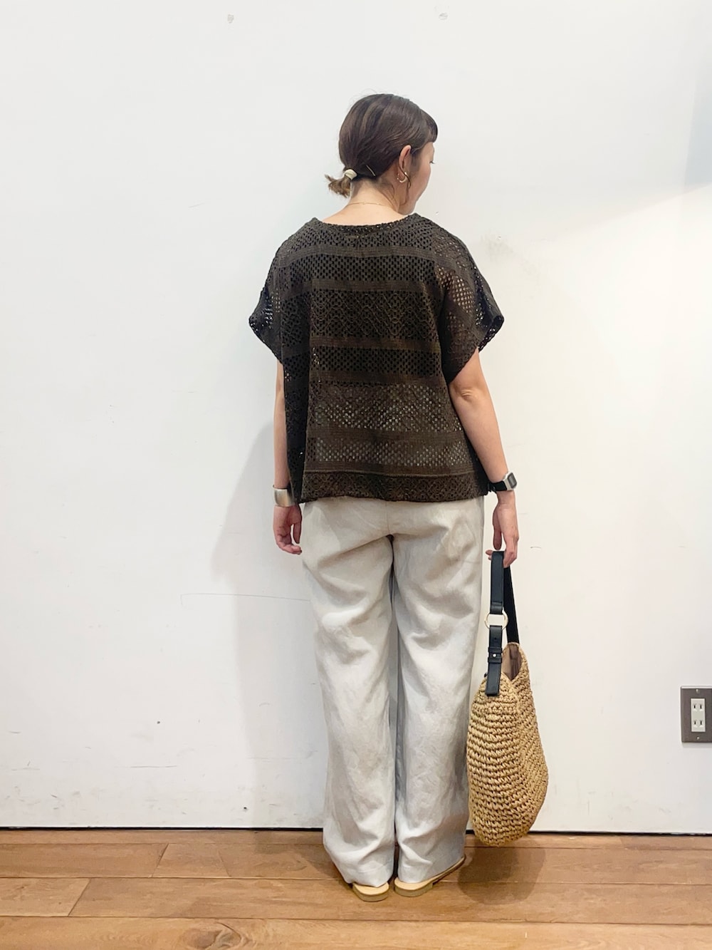 ブラウン系のその他トップス、イエロー系のトートバッグ、ホワイト系のサンダルを着用したレディースの夏コーディネートの4枚目の写真