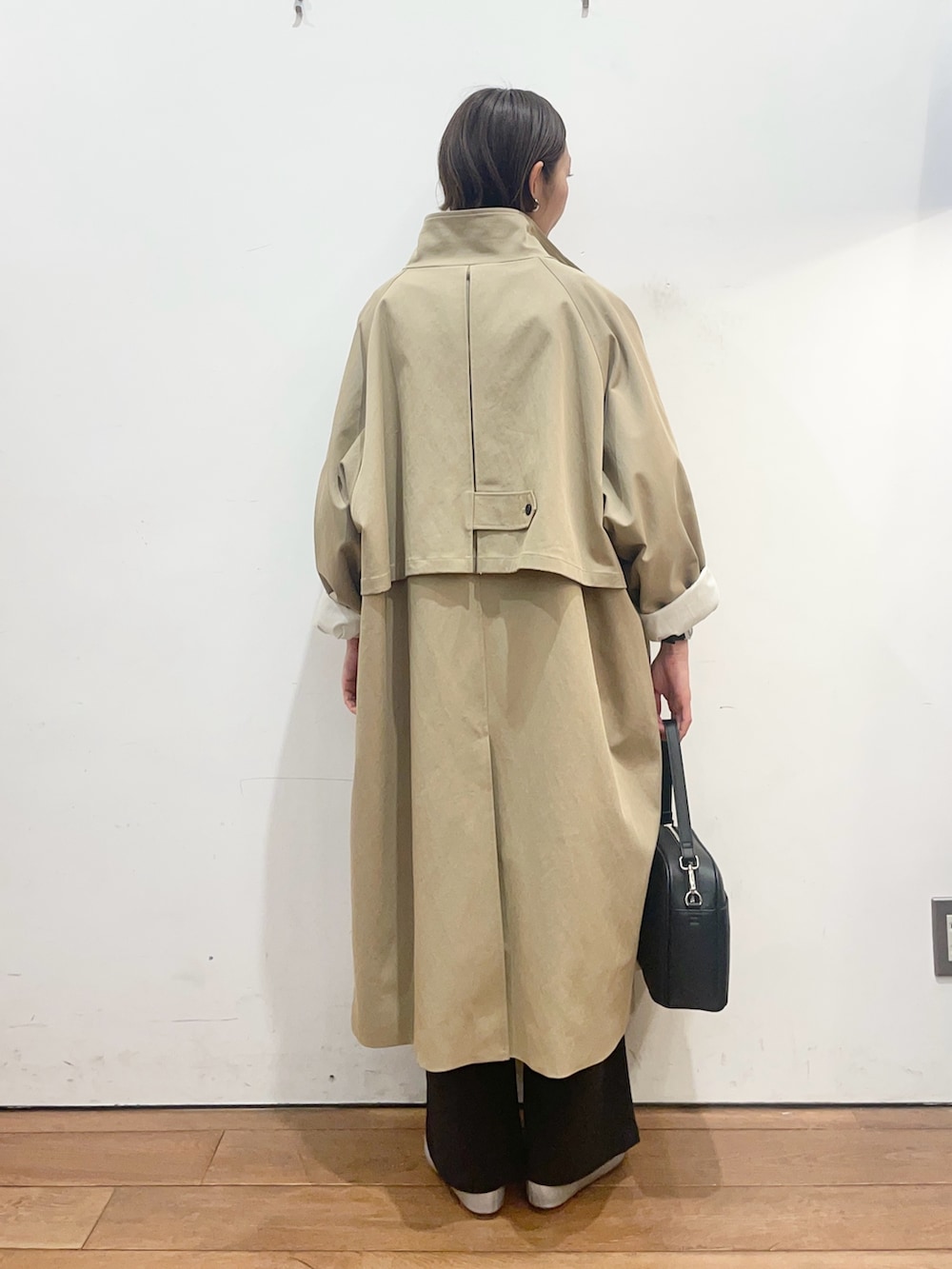 ベージュ系のその他アウター、ブラック系のニット/セーター、シルバー系のパンプスを着用したレディースの春コーディネートの4枚目の写真