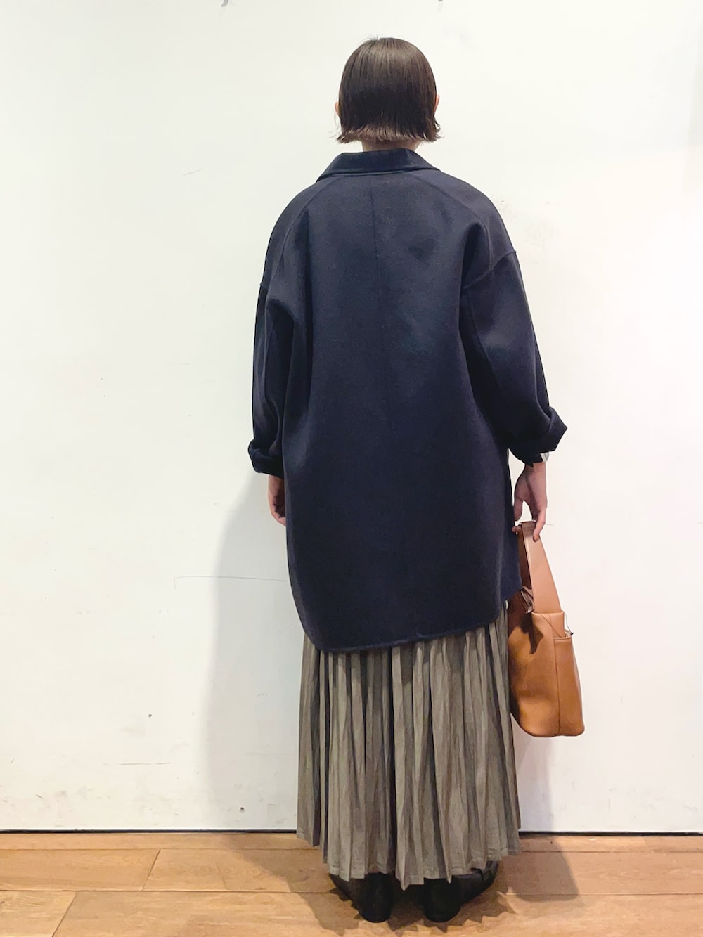 ブルー系のその他アウター、ホワイト系のスウェット、ベージュ系のスカートを着用したレディースの秋コーディネートの4枚目の写真