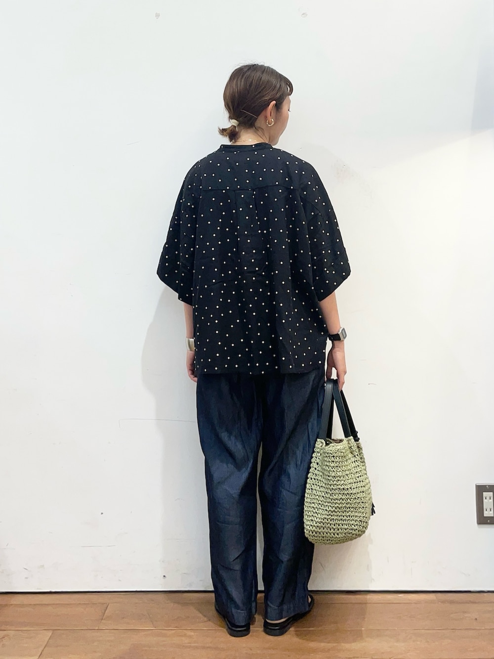 ブラック系のシャツ/ブラウス、ブラック系のサンダル、ブルー系のデニムパンツを着用したレディースの夏コーディネートの4枚目の写真