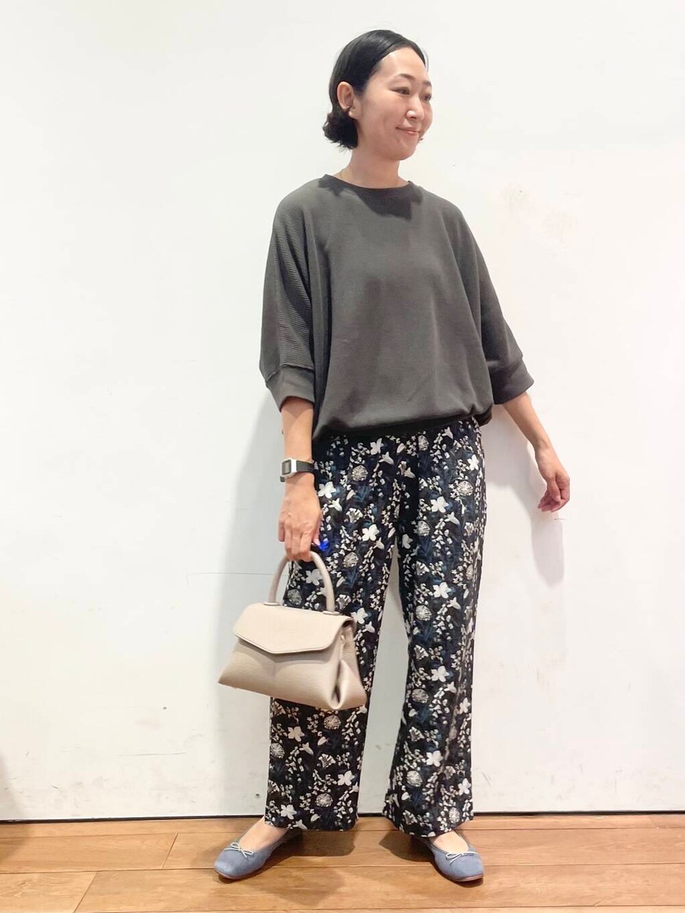 グレー系のTシャツ/カットソー、ブルー系のバレエシューズ、ブルー系のその他パンツを着用したレディースの夏コーディネートの2枚目の写真