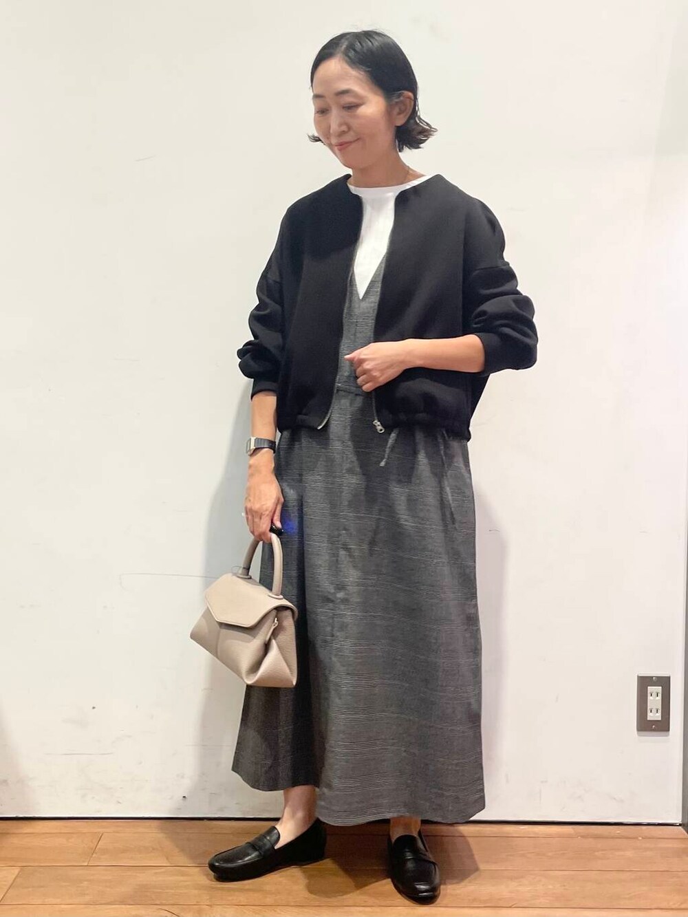 ベージュ系のショルダーバッグ、ホワイト系のTシャツ/カットソー、その他のワンピースを着用したレディースの秋コーディネートの2枚目の写真