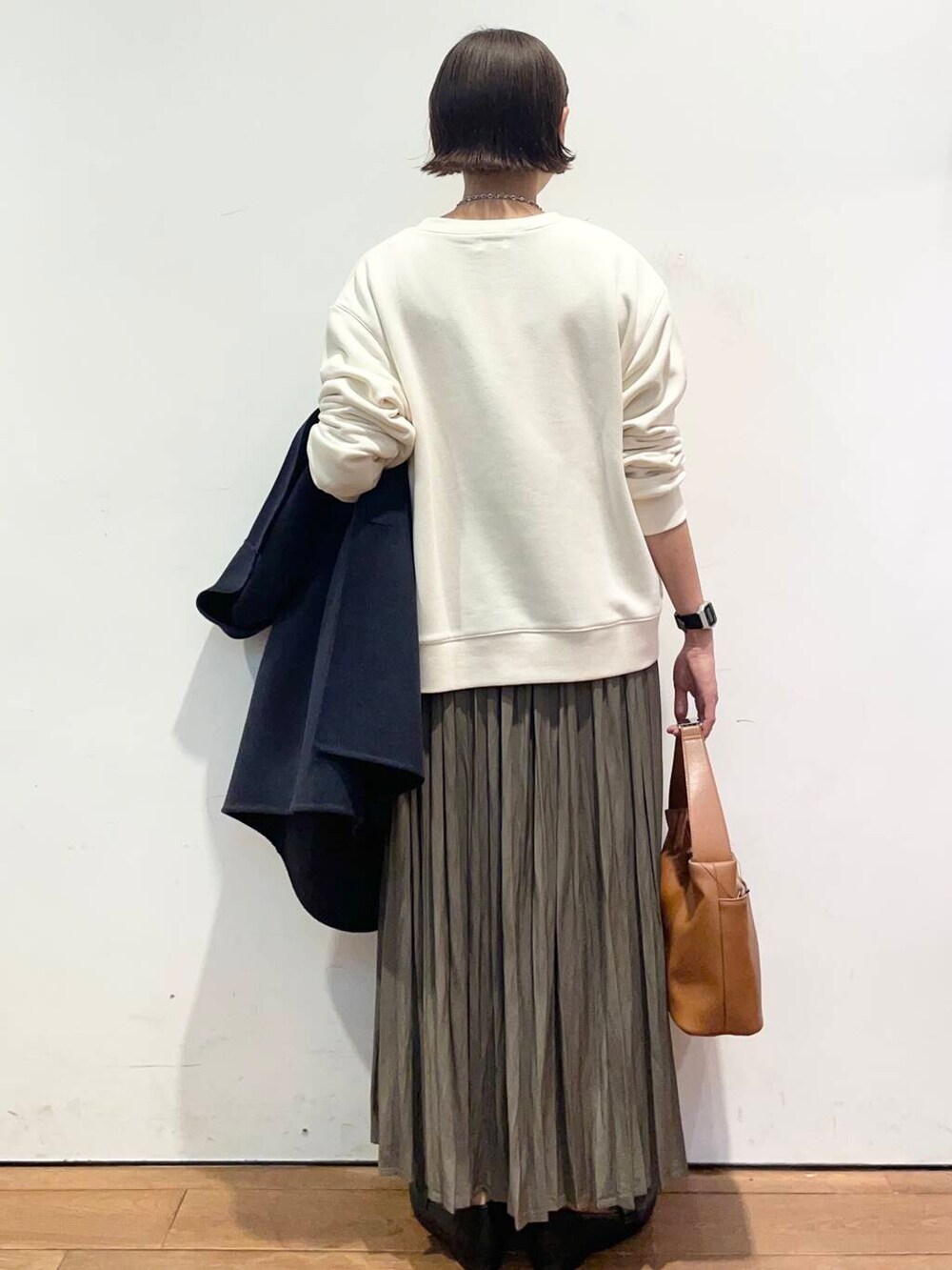 ブルー系のその他アウター、イエロー系のショルダーバッグ、ベージュ系のスカートを着用したレディースの秋コーディネートの7枚目の写真