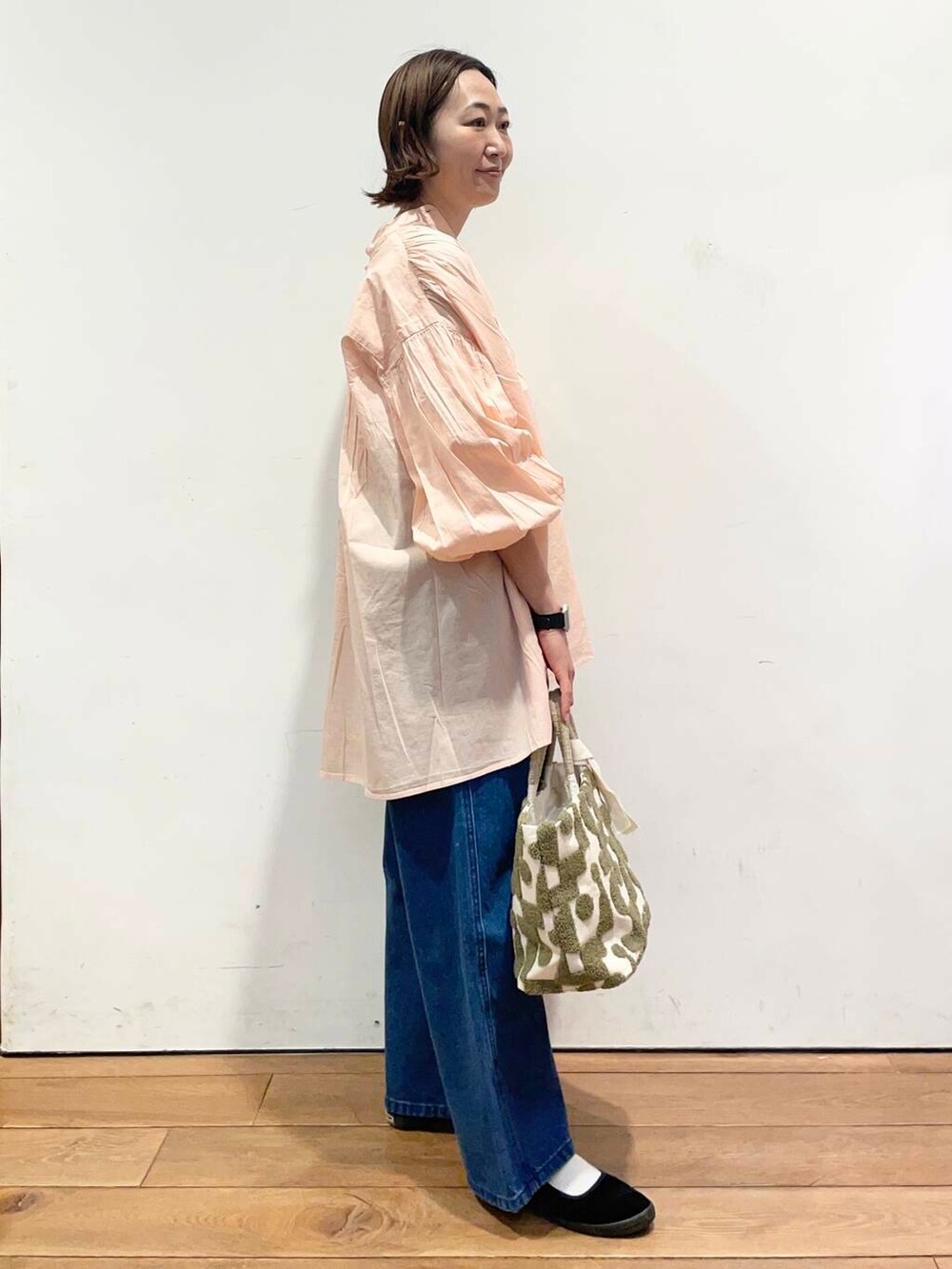 ブルー系のデニムパンツ、ピンク系のシャツ/ブラウスを着用したレディースの春コーディネートの3枚目の写真