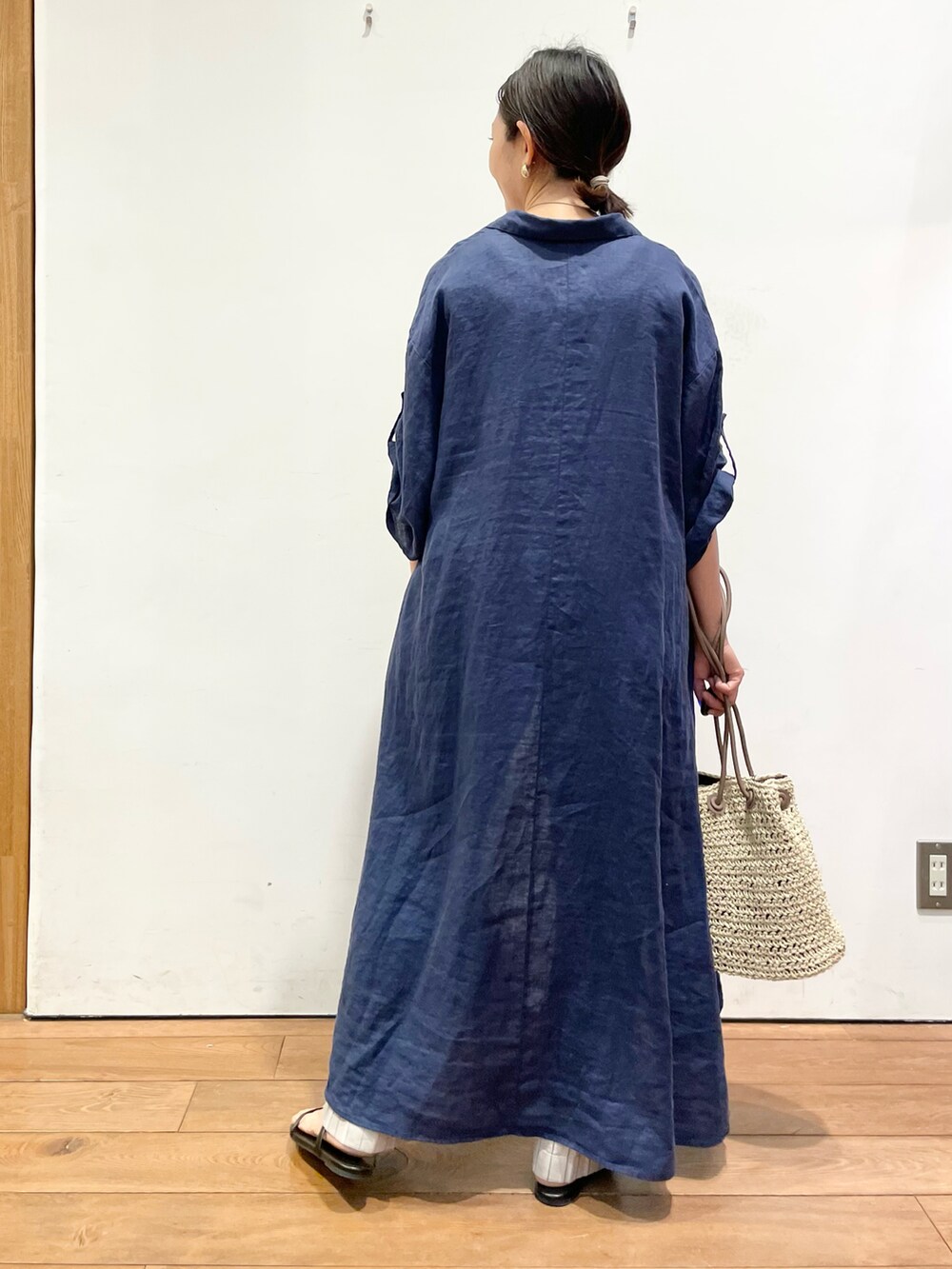 ブルー系のワンピース、ベージュ系のタンクトップ、ベージュ系のその他パンツを着用したレディースの夏コーディネートの4枚目の写真