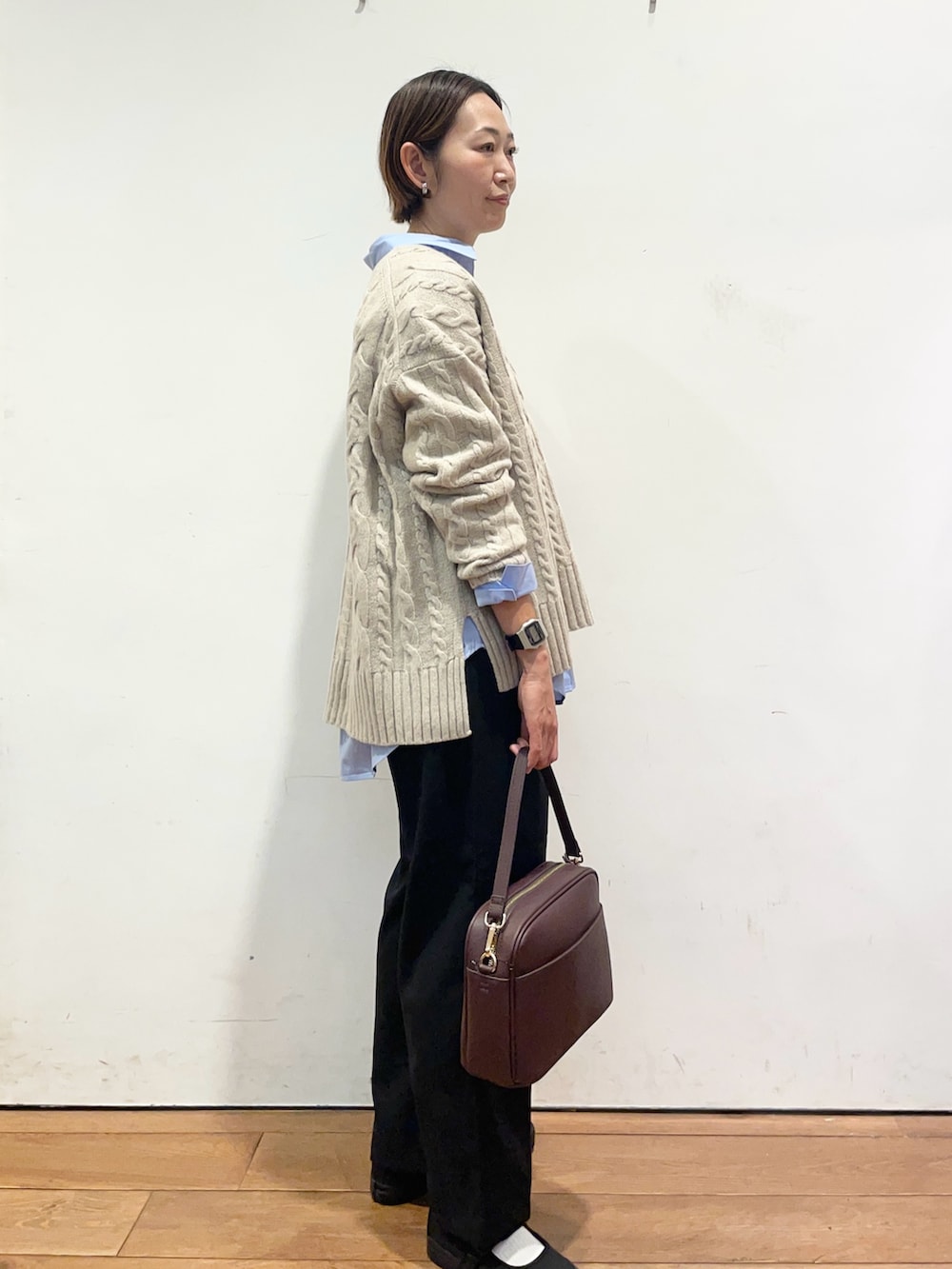 ベージュ系のニット/セーター、ブルー系のシャツ/ブラウス、ブラック系のバレエシューズを着用したレディースの秋コーディネートの4枚目の写真