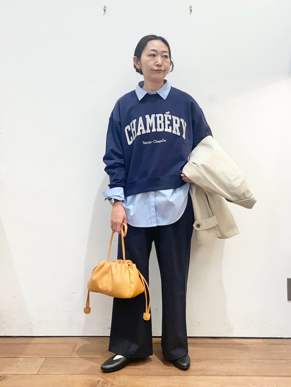 ブルー系のシャツ/ブラウス、ブルー系のスウェット、ブラック系のパンプスを着用したレディースの春コーディネートの2枚目の写真