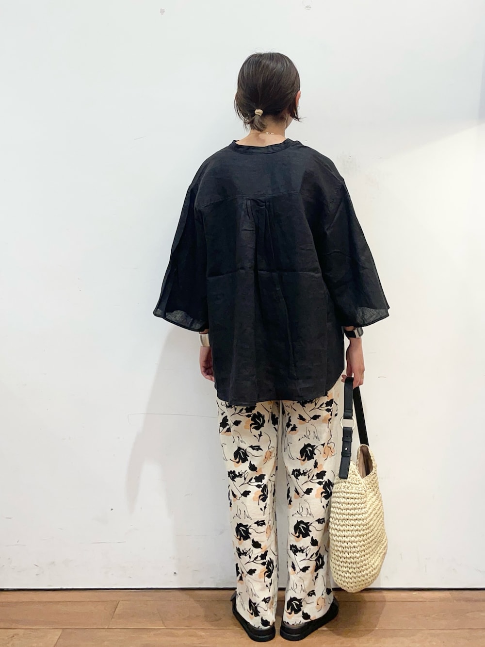 ブラック系のシャツ/ブラウス、ベージュ系のトートバッグ、ブラック系のサンダルを着用したレディースの夏コーディネートの5枚目の写真