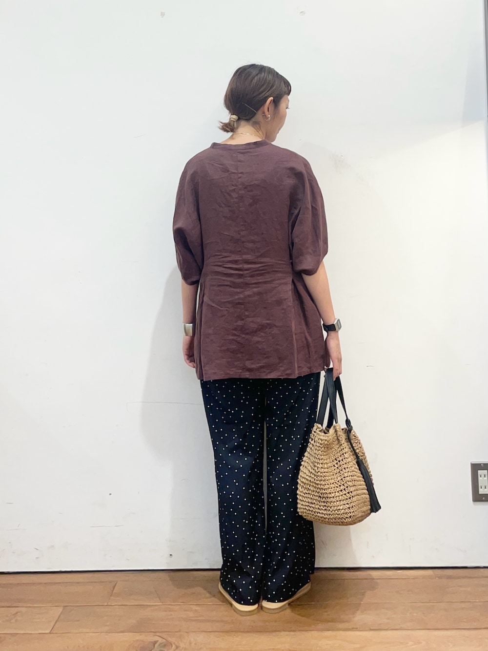 レッド系のシャツ/ブラウス、ホワイト系のサンダル、ブルー系のその他パンツを着用したレディースの夏コーディネートの4枚目の写真